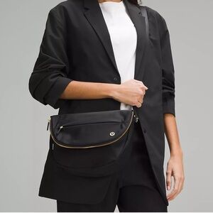 LIKE NEW LULULEMON ALL NIGHT FESTIVAL BAG 5L in black and gold combo